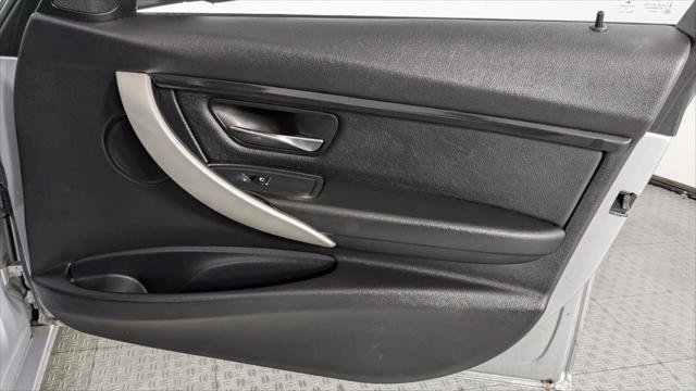 Used 2016 BMW 320i xDrive Sedan AWD/4WD image 23