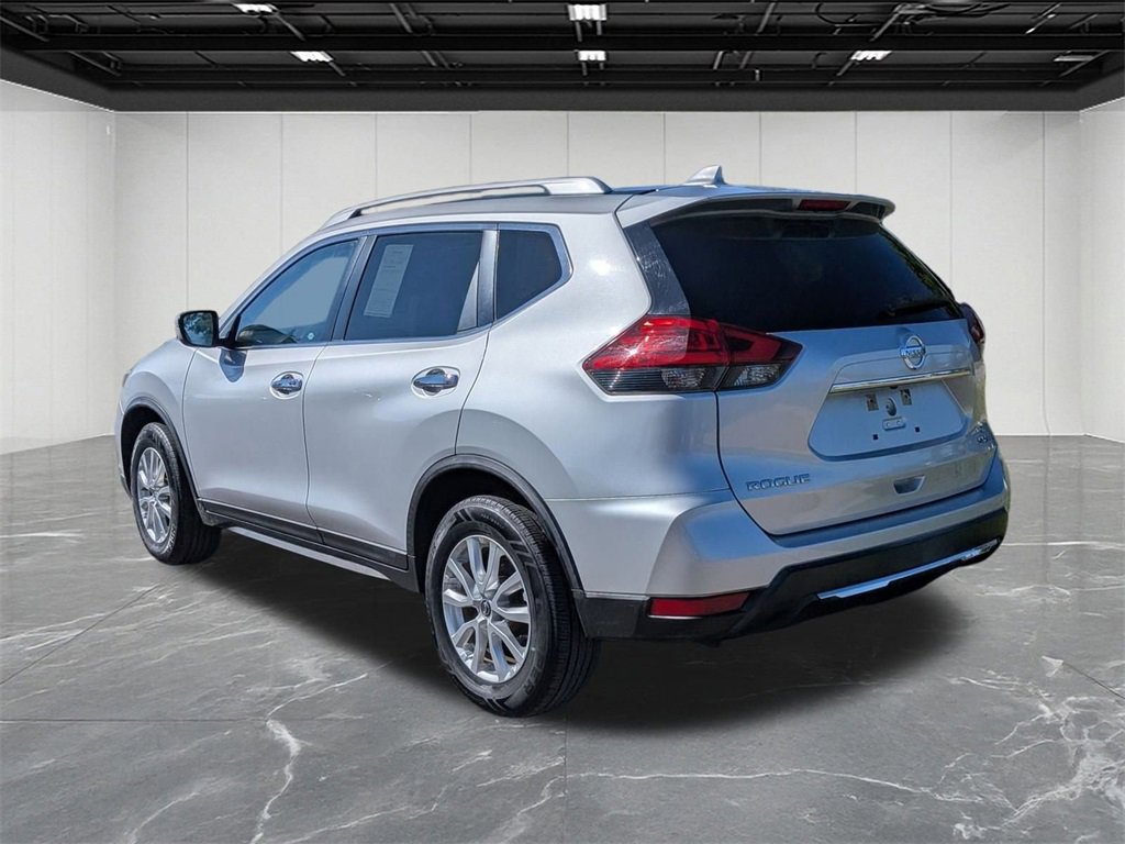 Used 2017 Nissan Rogue SV image 3