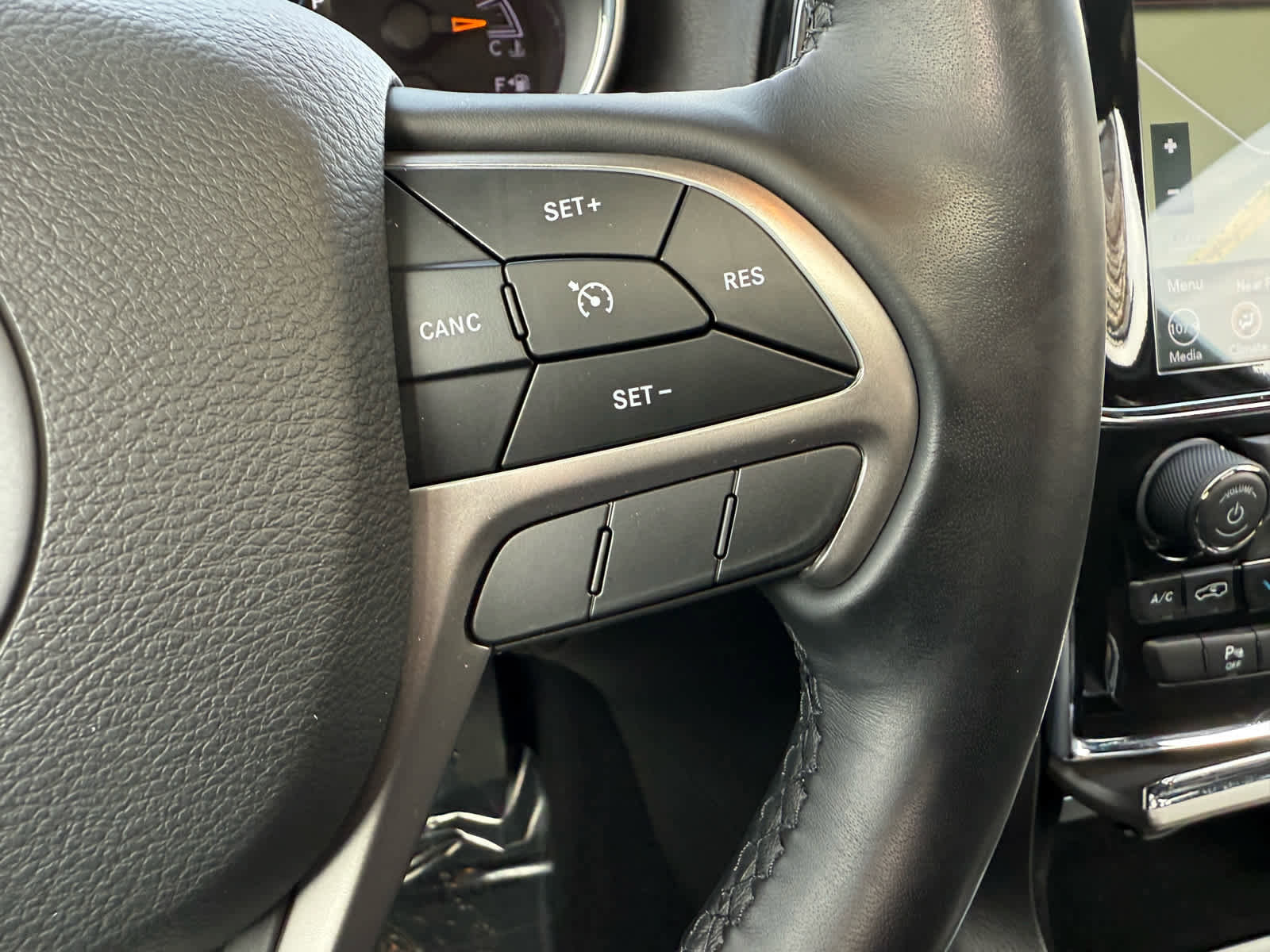 Used 2021 Jeep Grand Cherokee Laredo image 22