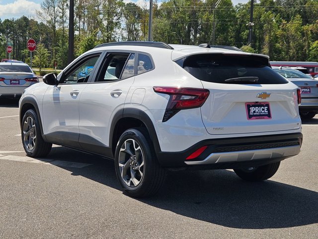 Used 2024 Chevrolet Trax LT w/ Driver Confidence Package FWD image 8