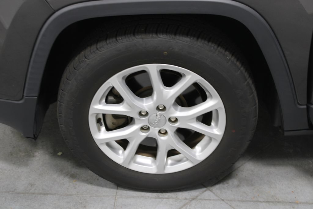 Used 2018 Jeep Cherokee Latitude Plus FWD image 39