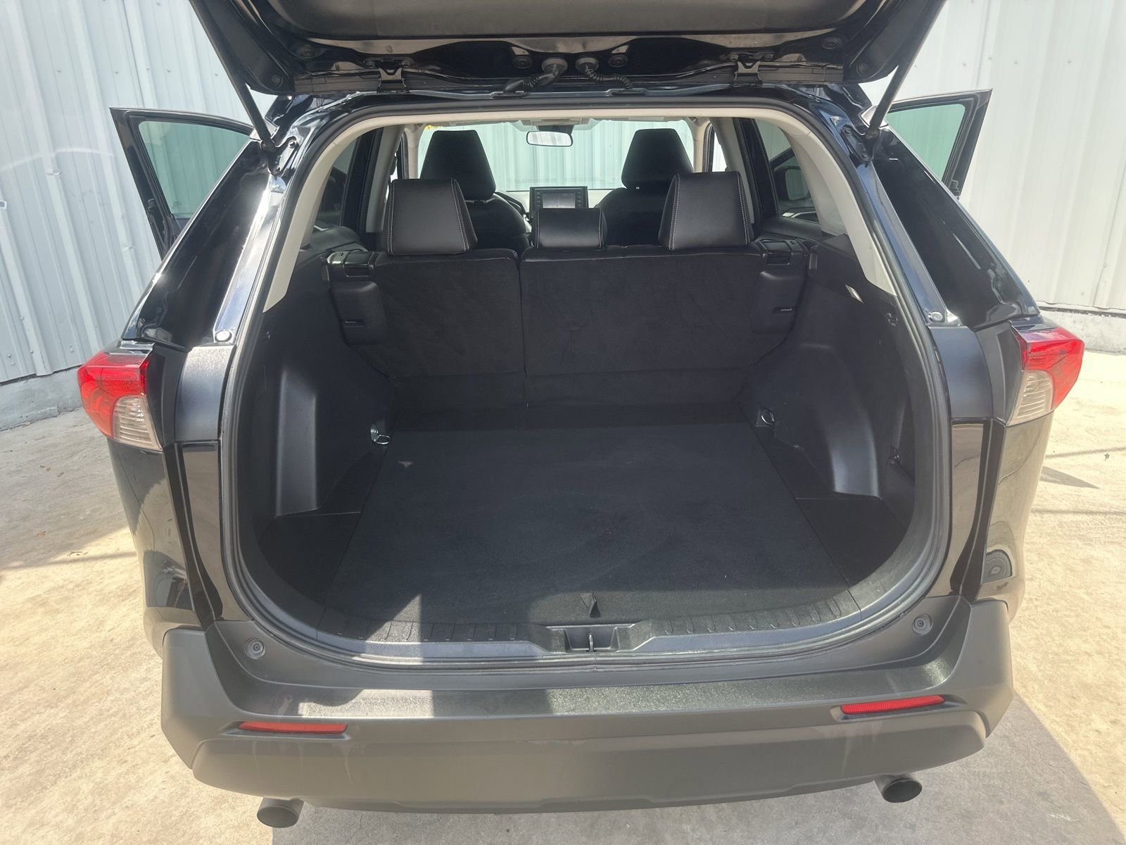 Used 2022 Toyota RAV4 LE FWD image 9