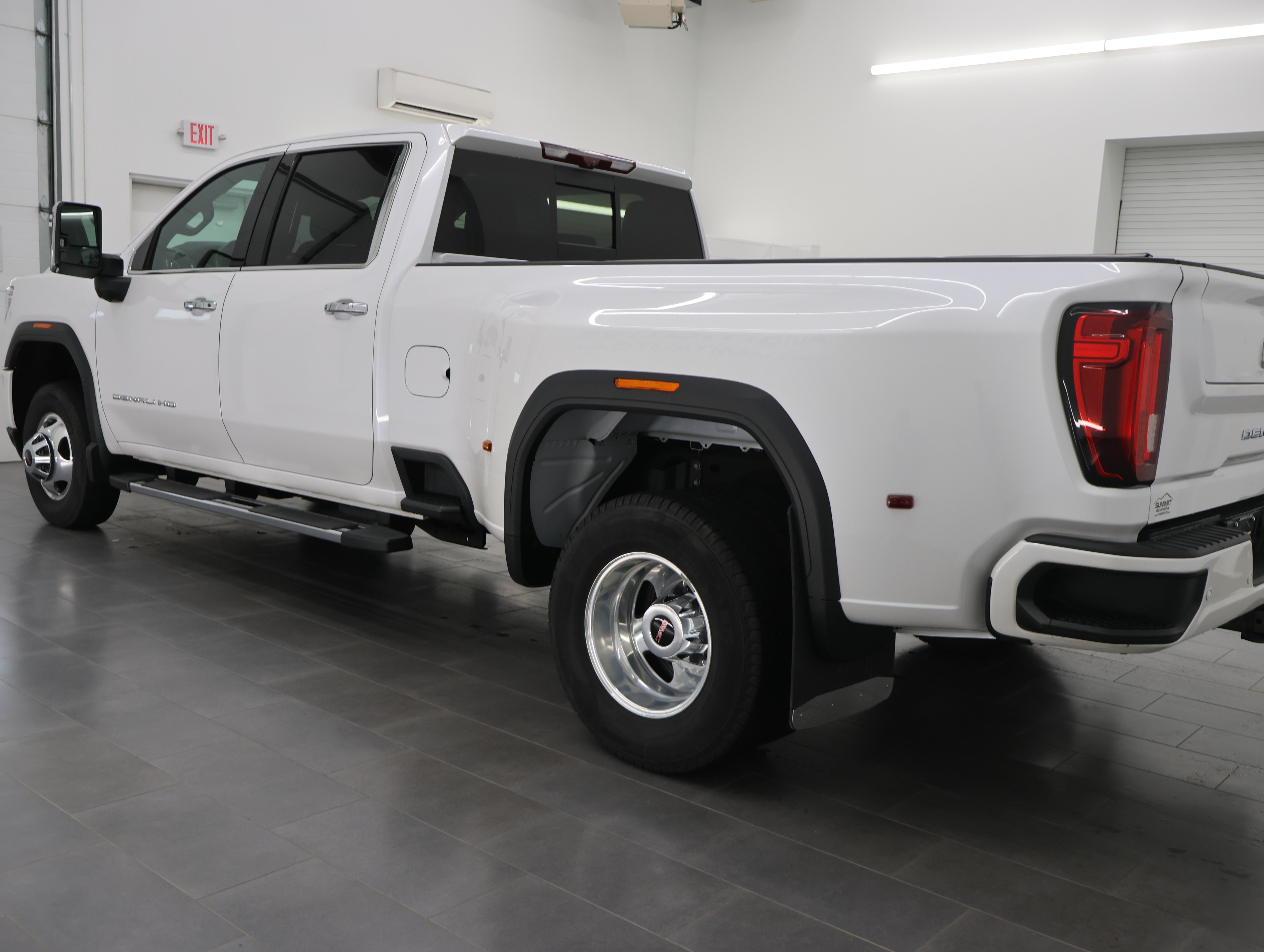Used 2022 GMC Sierra 3500 Denali w/ Denali Ultimate Package AWD/4WD image 6