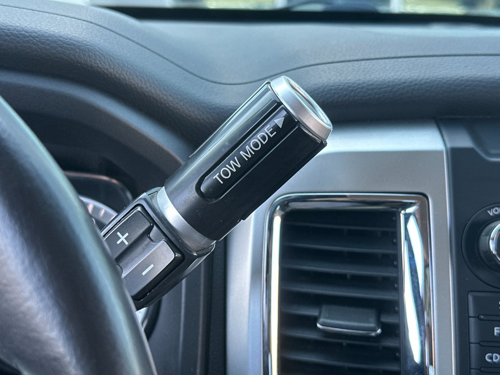 Used 2018 Nissan Titan SV w/ SV Convenience Package AWD/4WD image 21