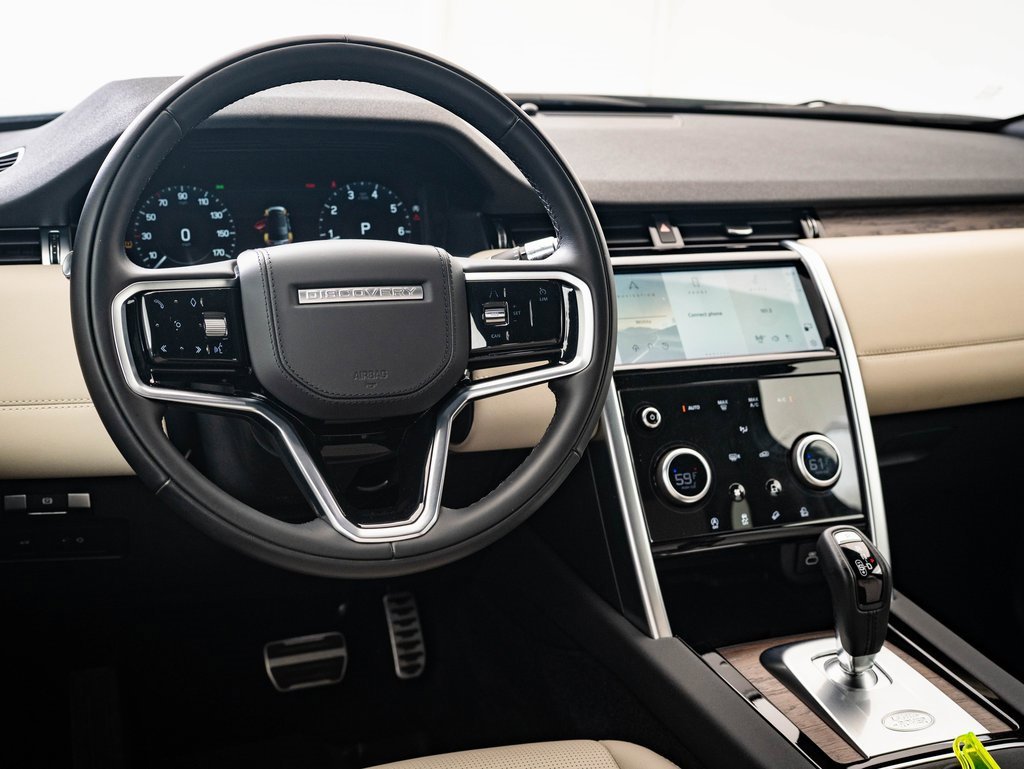 Used 2022 Land Rover Discovery Sport SE image 4