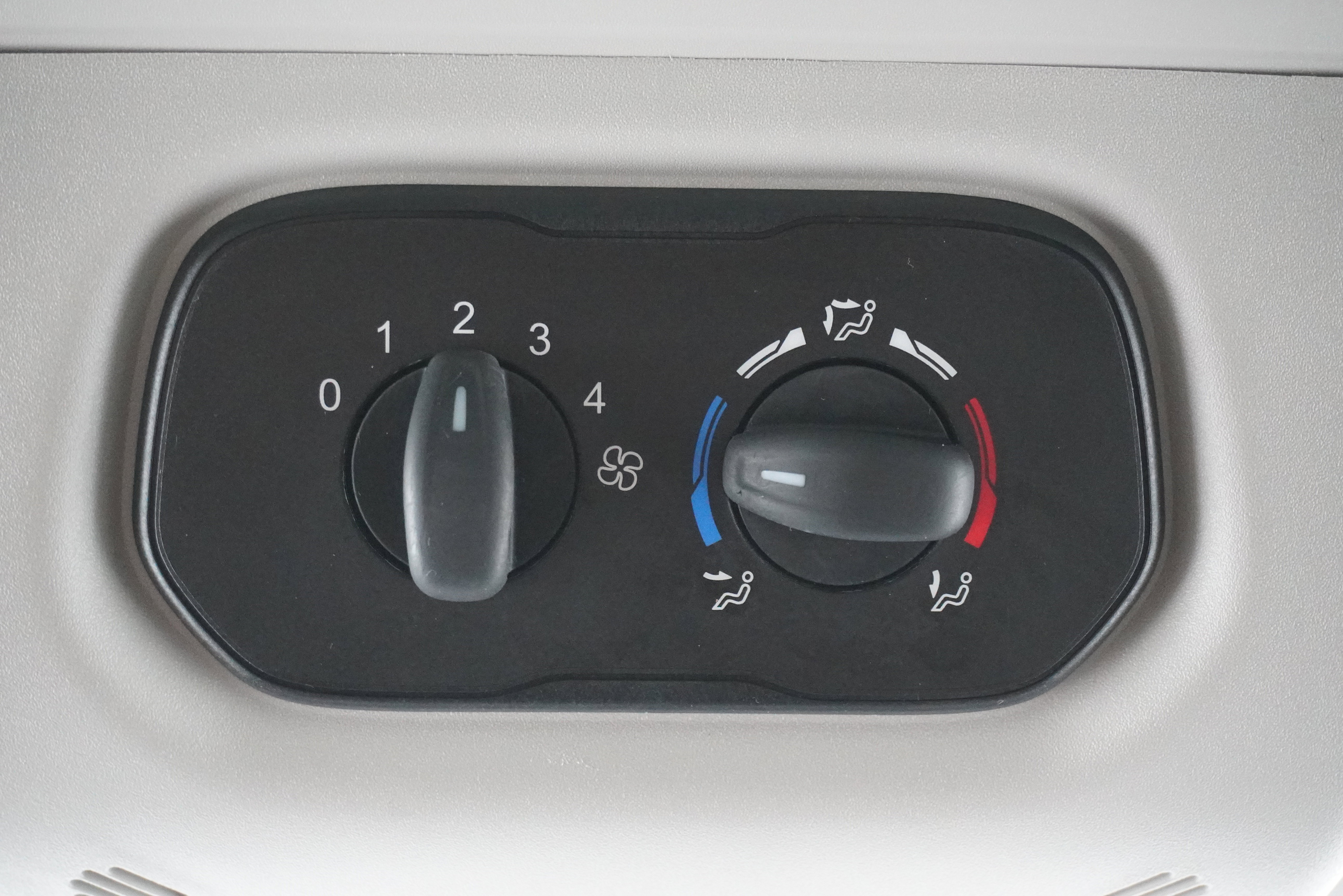 Used 2019 Ford Transit 150 XLT image 17