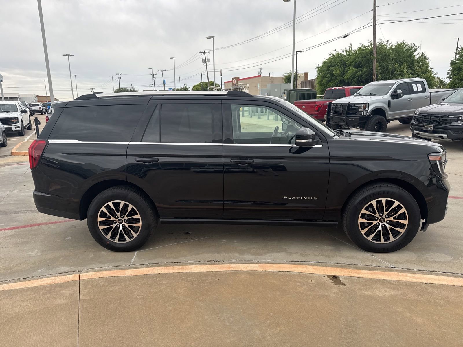 Used 2025 Ford Expedition Platinum image 4