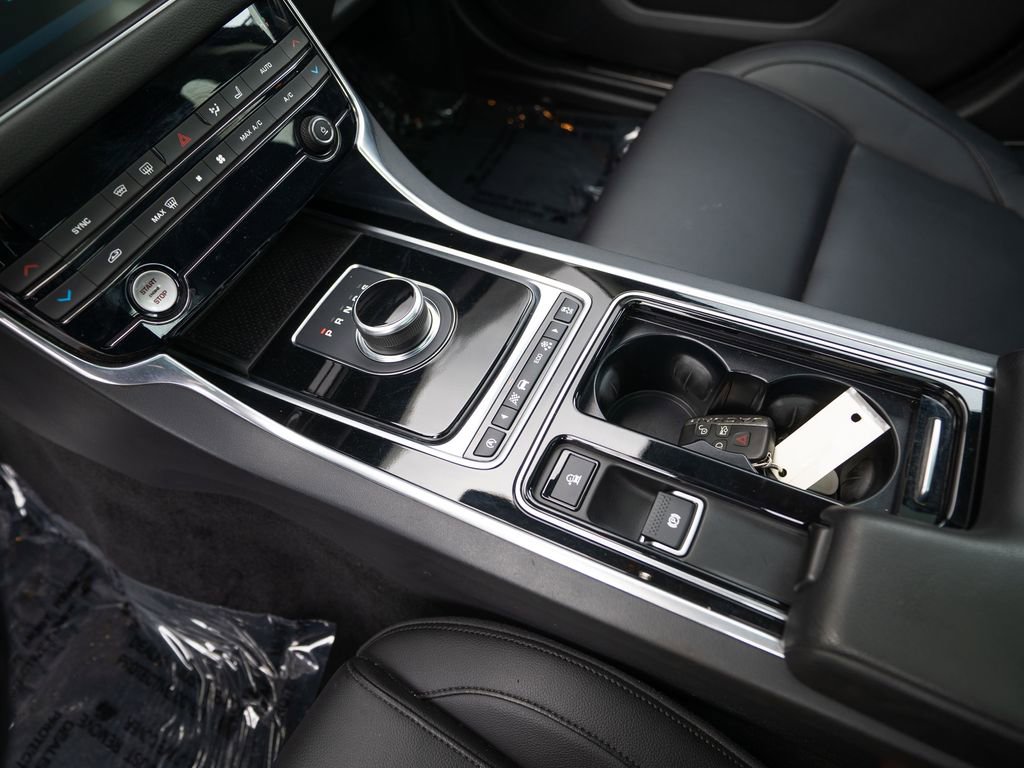 Used 2017 Jaguar XF Premium image 27