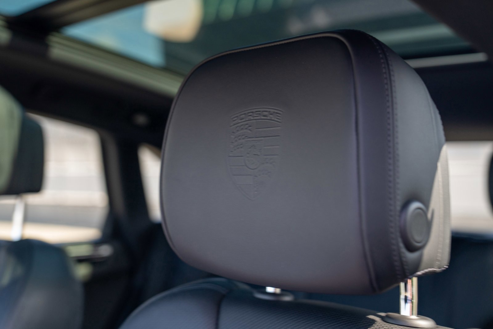 Certified 2023 Porsche Macan AWD/4WD image 13