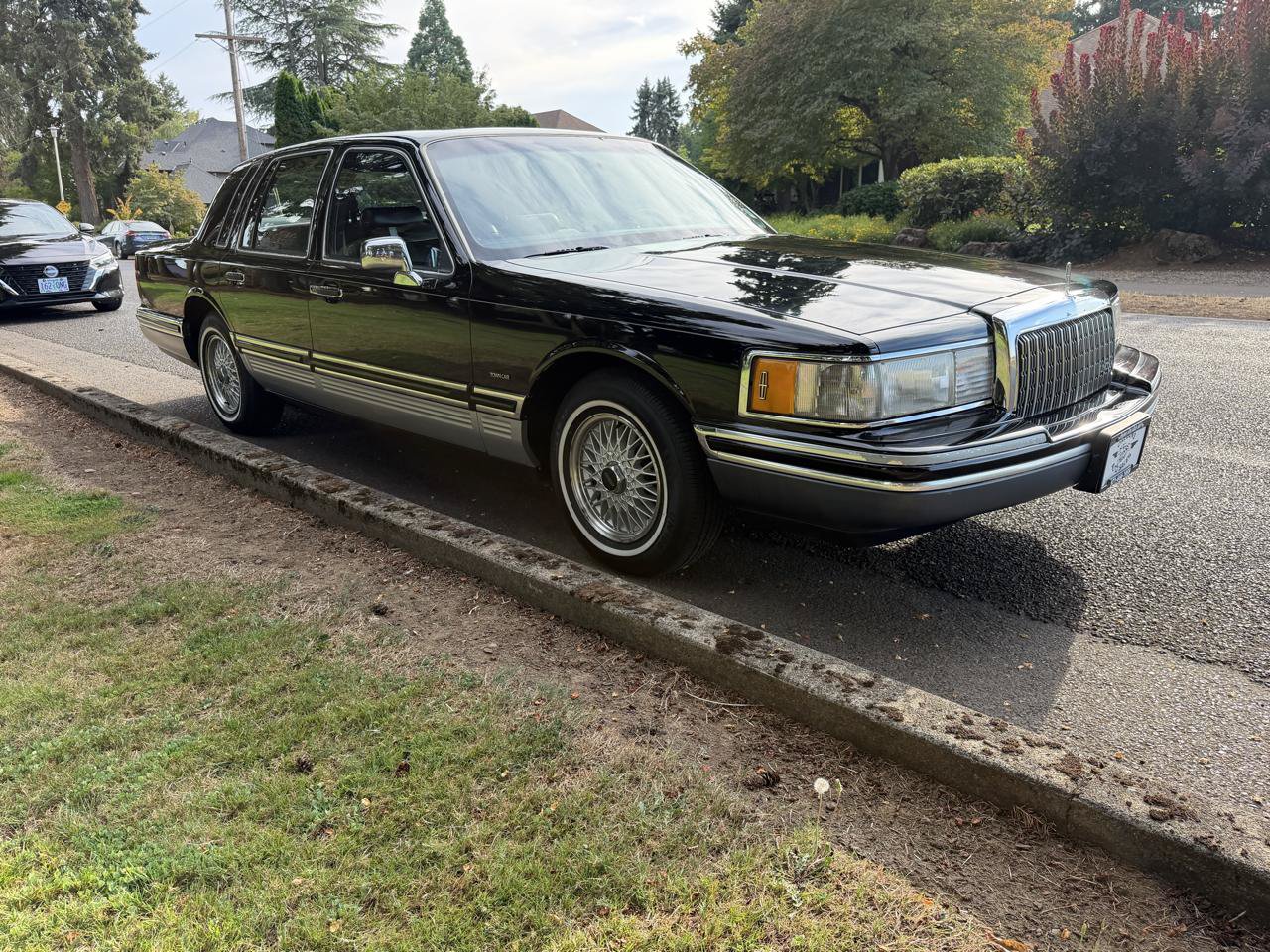 Used 1993 Lincoln Town Car Signature RWD image 6