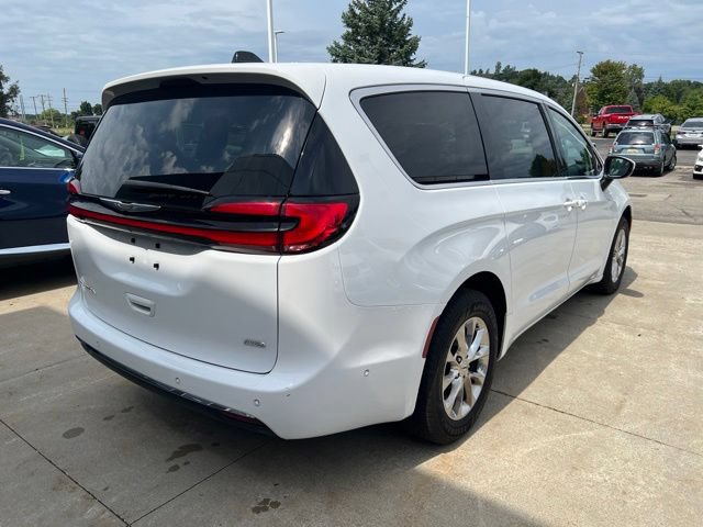 Used 2023 Chrysler Pacifica Touring-L AWD/4WD image 6