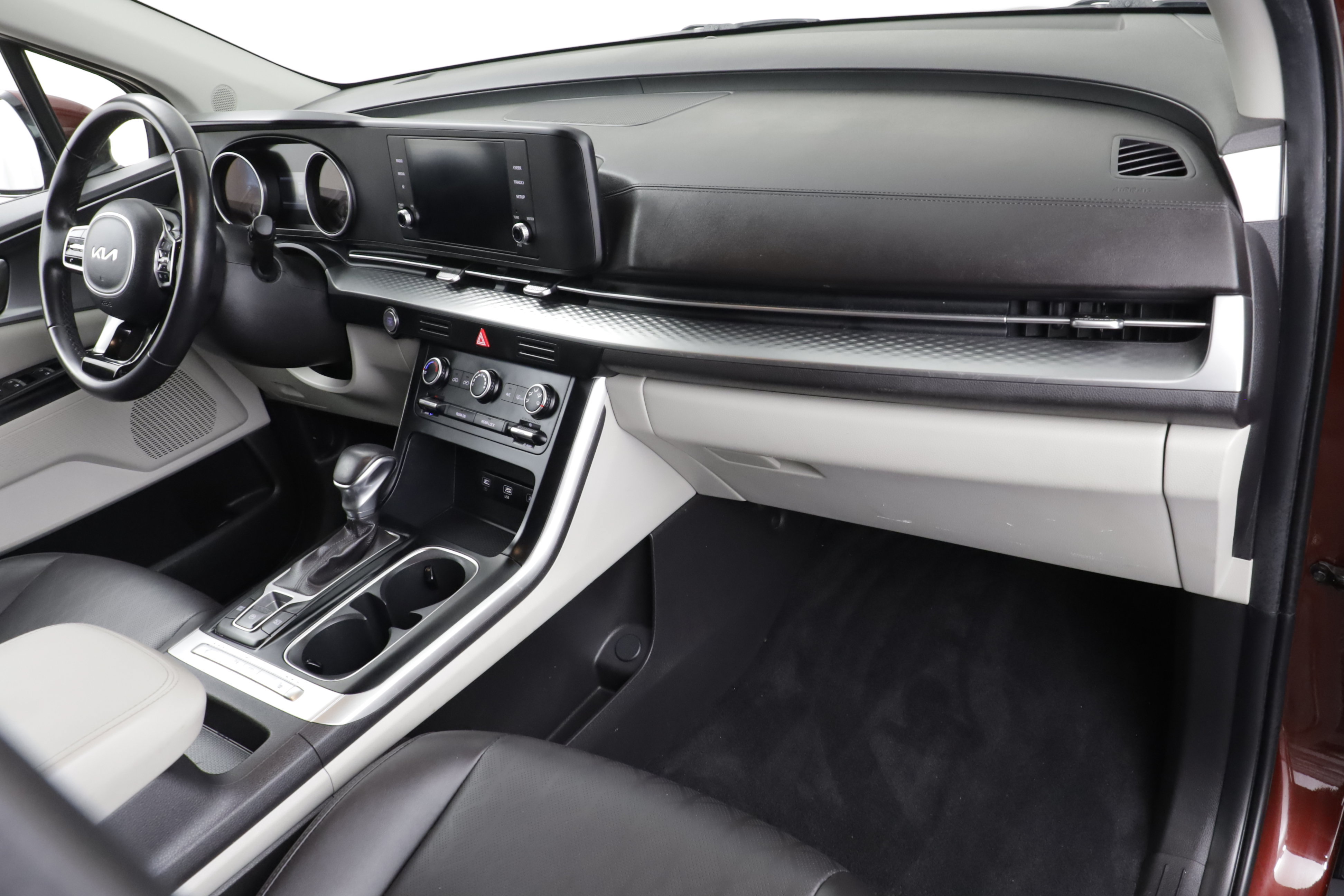 Used 2024 Kia Carnival LX FWD image 25