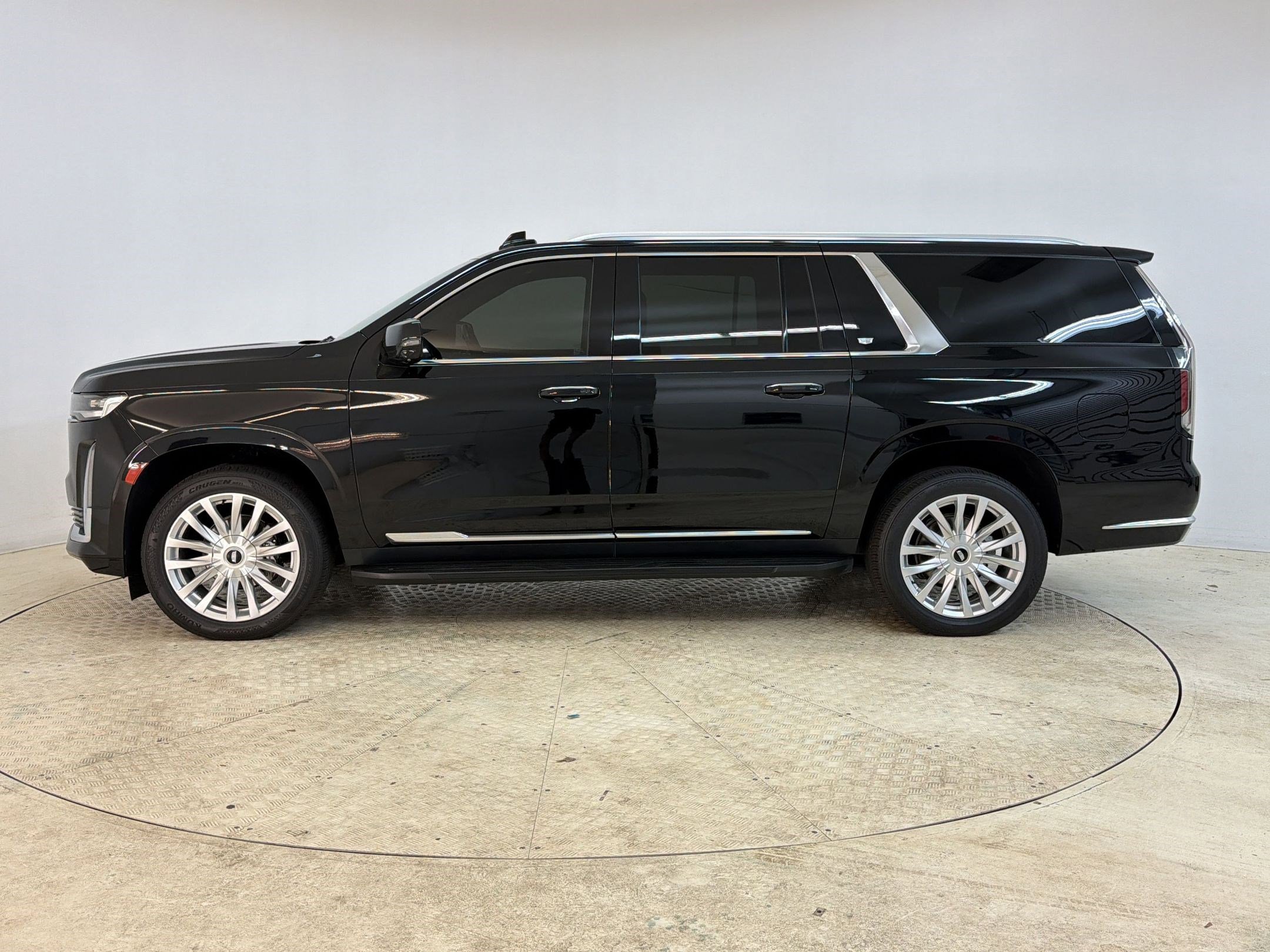 Used 2022 Cadillac Escalade ESV Luxury RWD image 2
