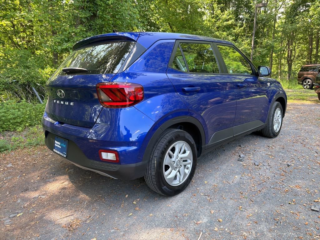 Used 2021 Hyundai Venue SE FWD image 3