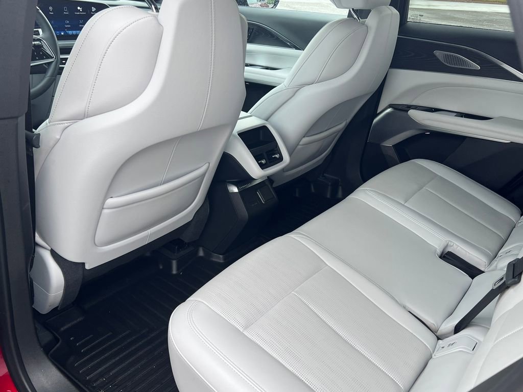 Certified 2024 Cadillac Lyriq Luxury AWD/4WD image 33