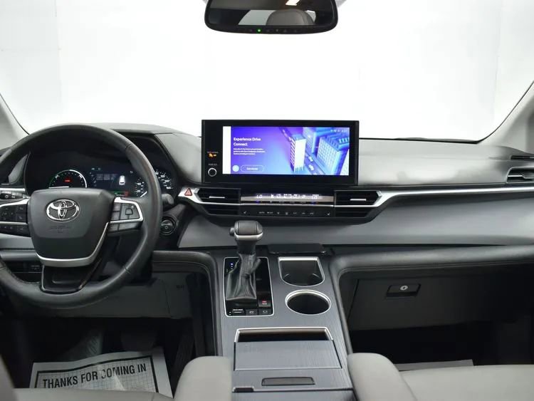 Used 2025 Toyota Sienna XLE image 19