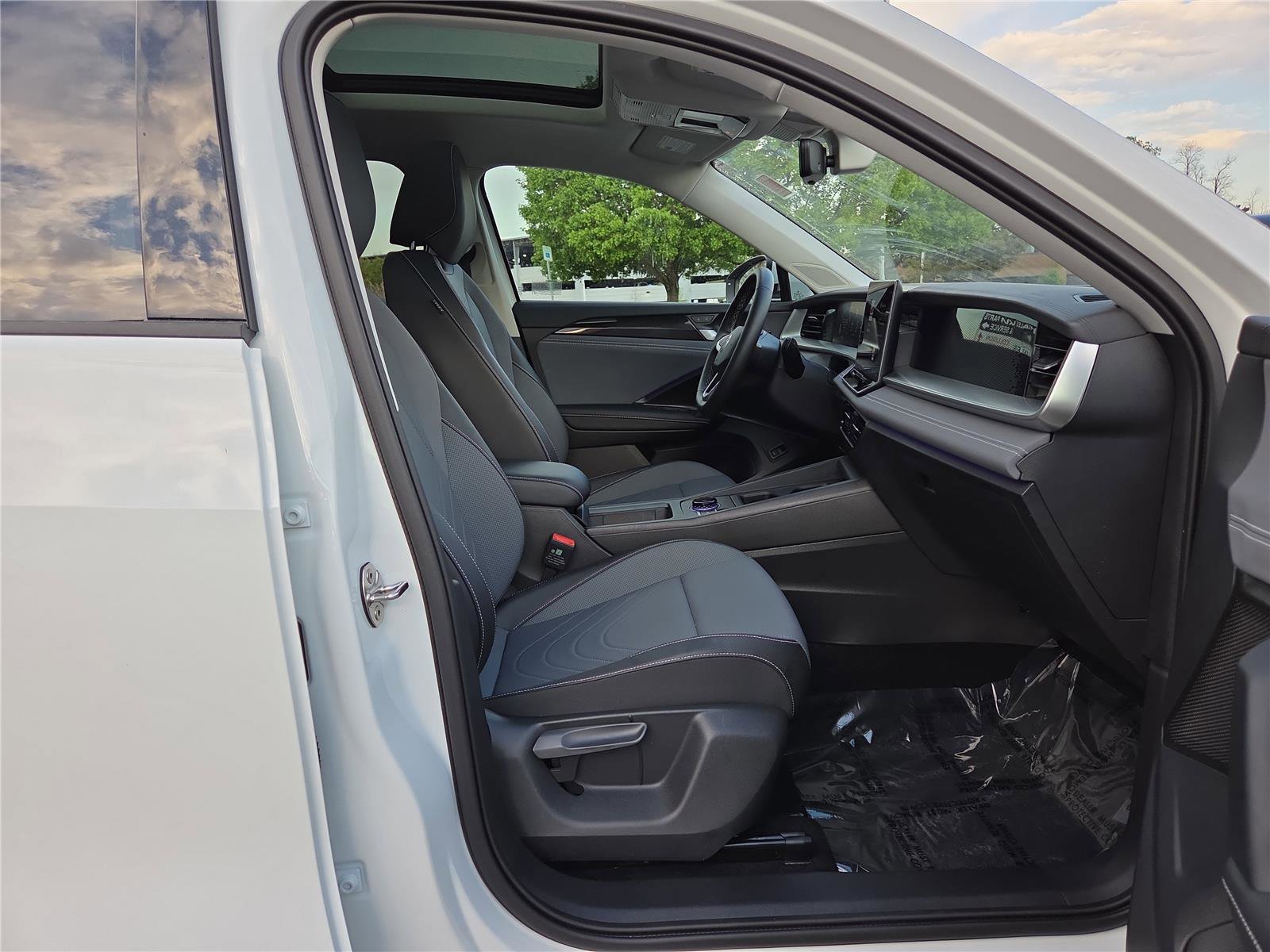 Certified 2025 Volkswagen Tiguan SE w/ Panoramic Sunroof Package image 28