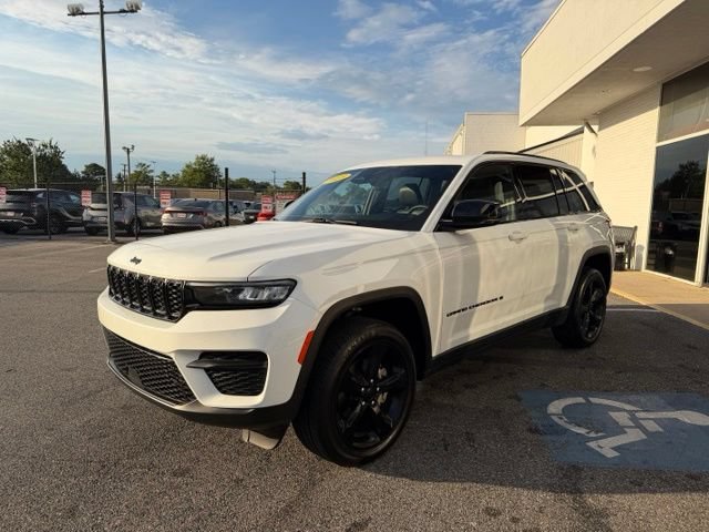 Used 2023 Jeep Grand Cherokee Altitude AWD/4WD image 31