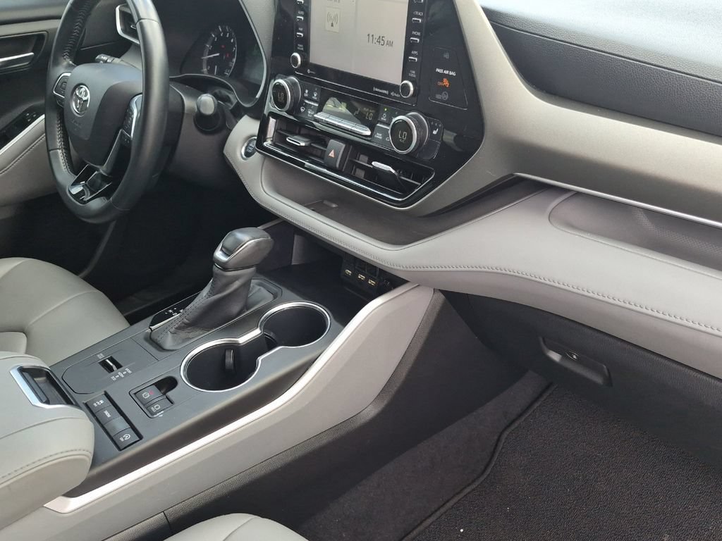 Used 2020 Toyota Highlander XLE FWD image 17