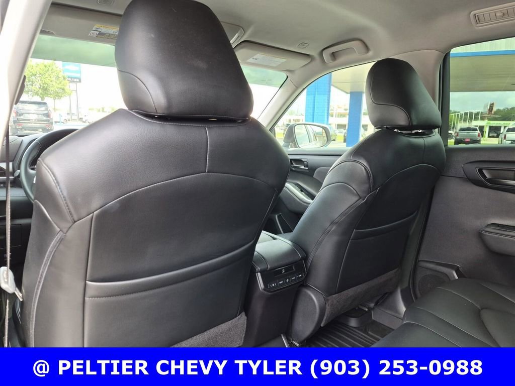 Used 2023 Toyota Highlander LE FWD image 35