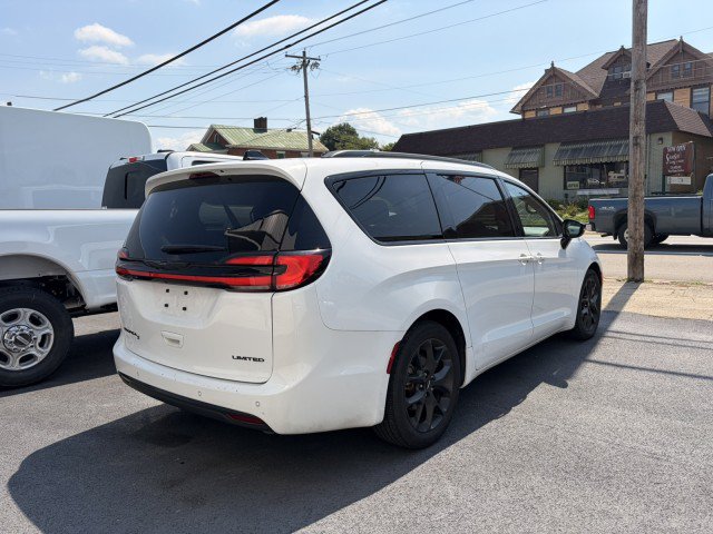 Used 2025 Chrysler Pacifica Limited FWD image 11