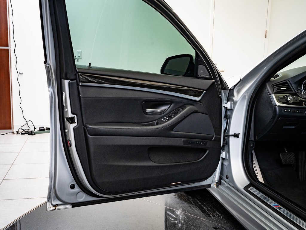 Used 2014 BMW 550i xDrive Sedan image 29