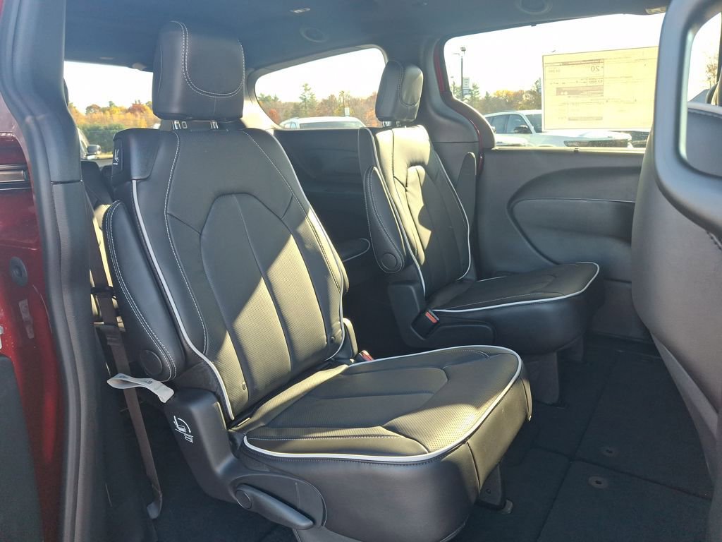New 2026 Chrysler Pacifica Limited w/ S Appearance Package image 14