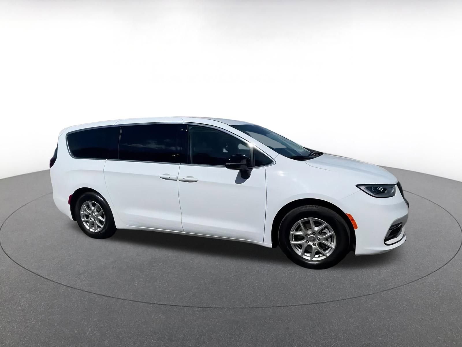 Used 2024 Chrysler Pacifica Touring-L video 2