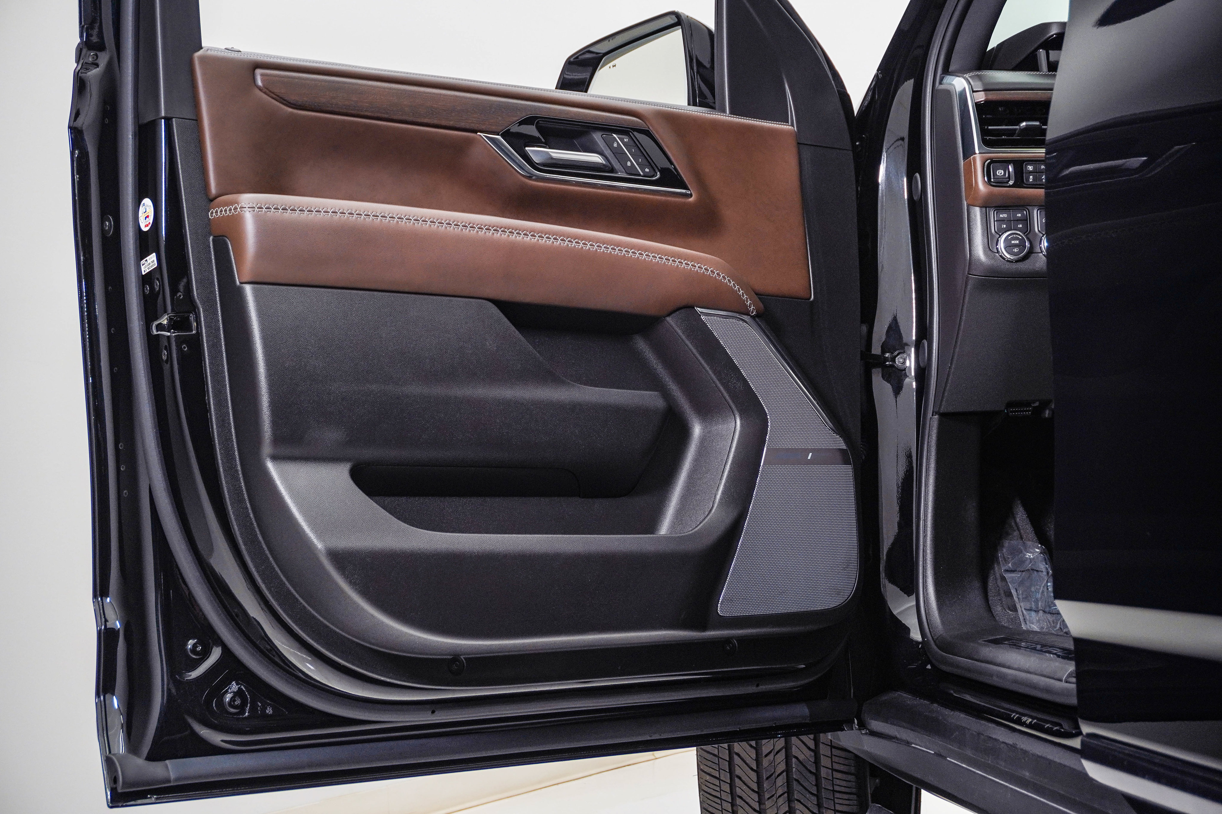 Used 2025 GMC Yukon XL Denali Ultimate w/ LPO, Floor Liner Package AWD/4WD image 32