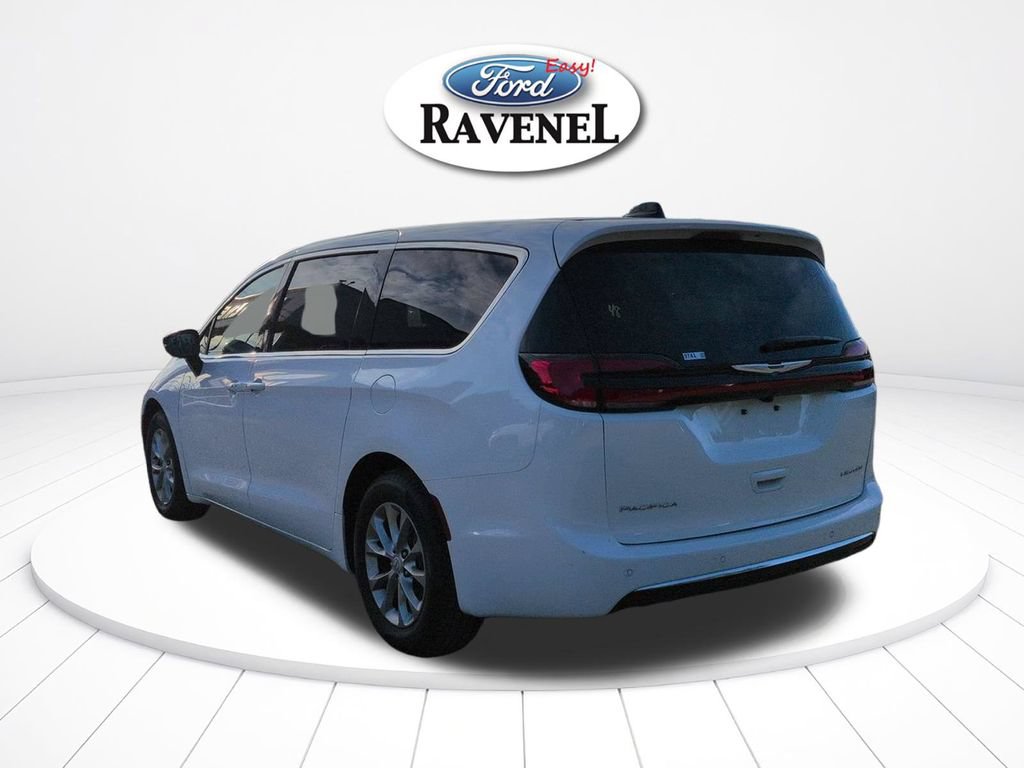 Used 2026 Chrysler Pacifica Limited FWD image 6