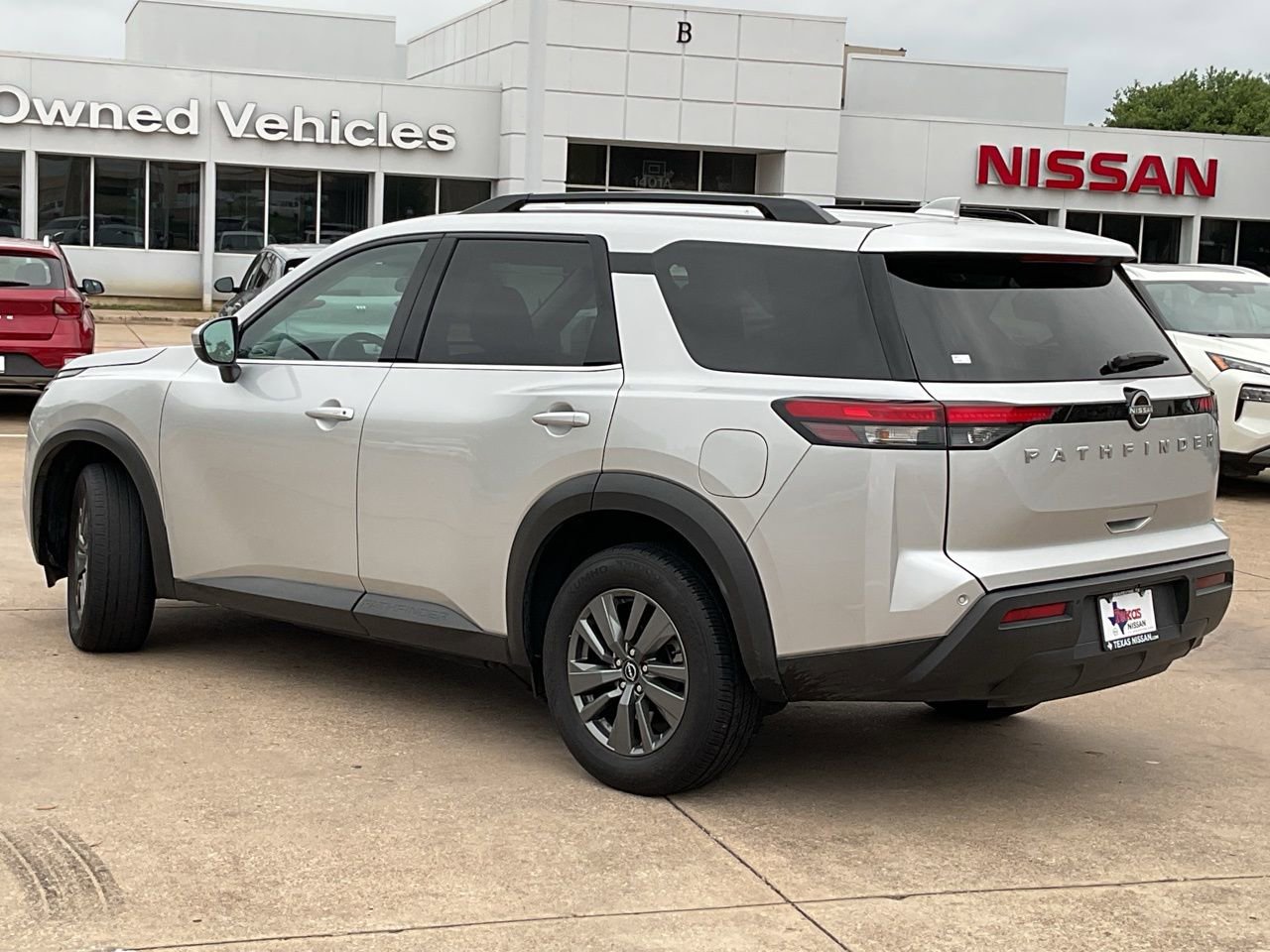 Used 2025 Nissan Pathfinder SV FWD image 7