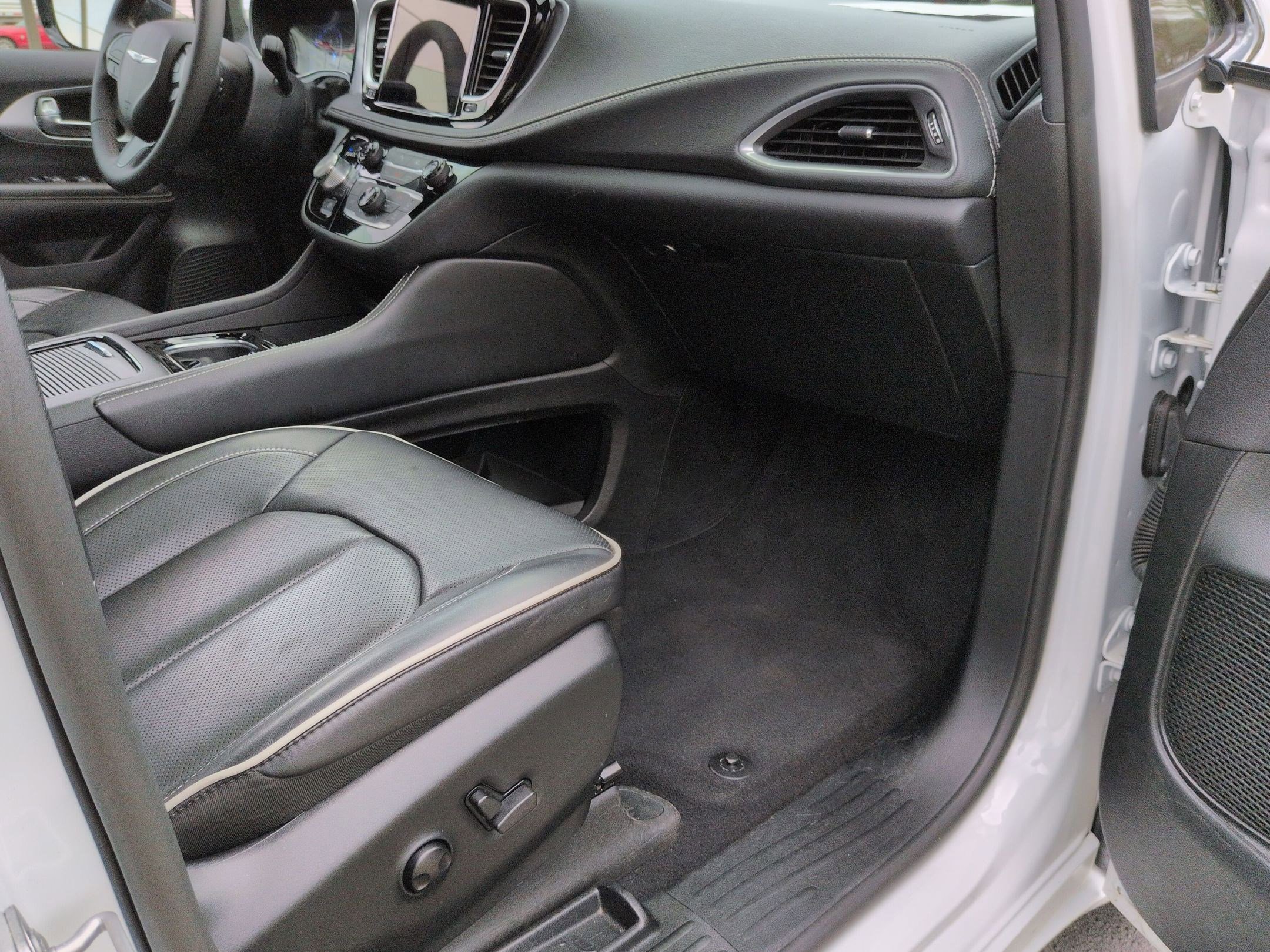 Used 2025 Chrysler Pacifica Limited FWD image 23
