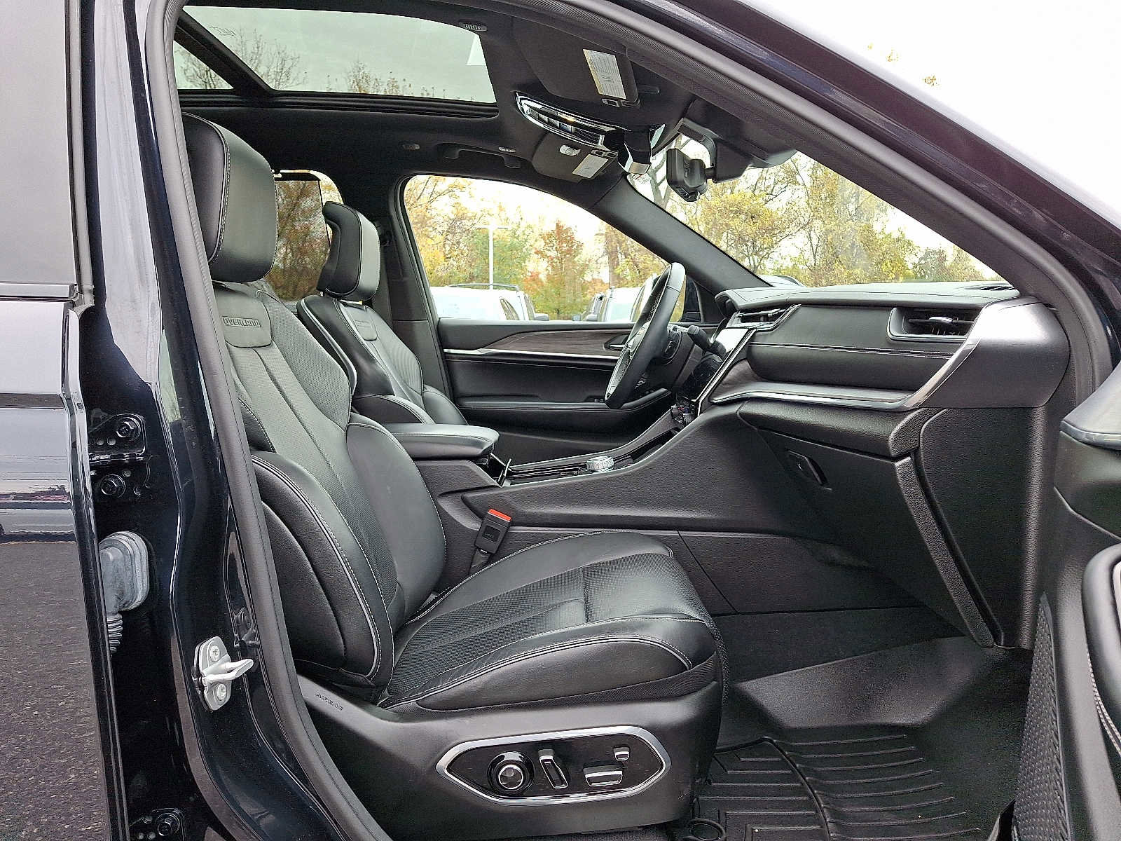 Used 2023 Jeep Grand Cherokee Overland w/ Adv Protech Group III image 15