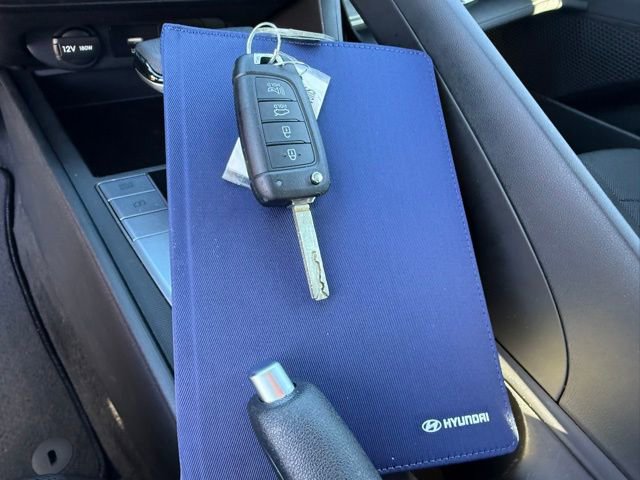 Certified 2025 Hyundai Elantra SE image 40