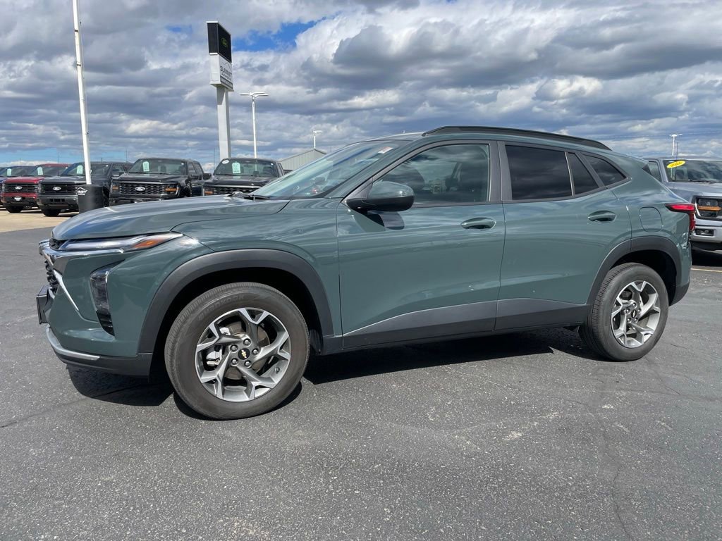 Used 2025 Chevrolet Trax LT FWD image 5