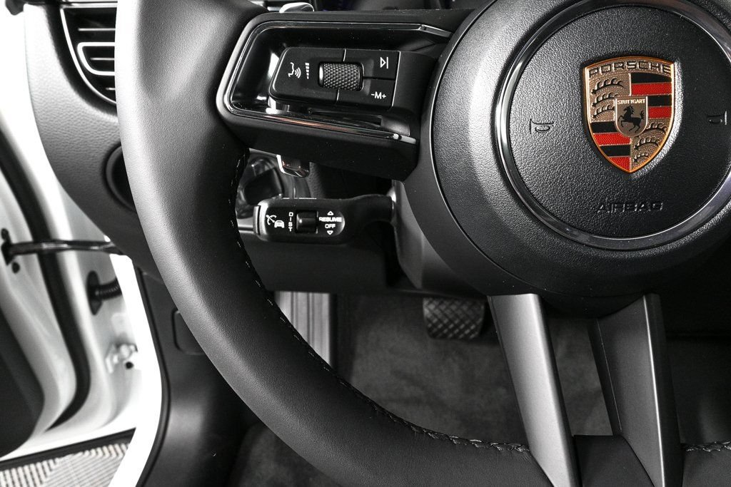 Certified 2026 Porsche Macan AWD/4WD image 10