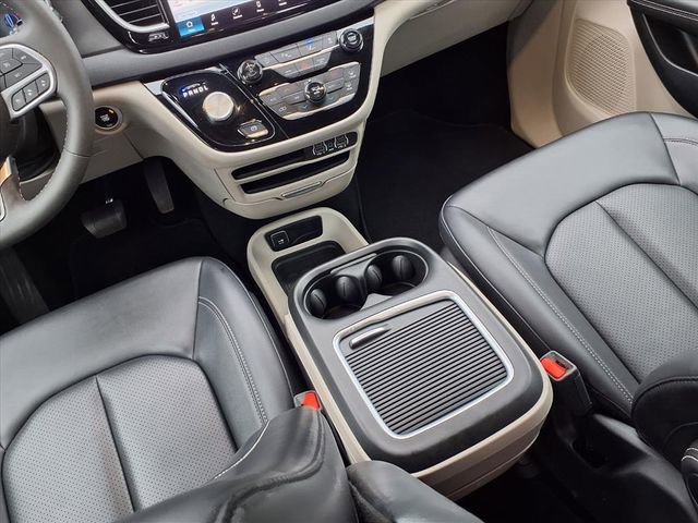 Used 2024 Chrysler Pacifica Touring-L image 11