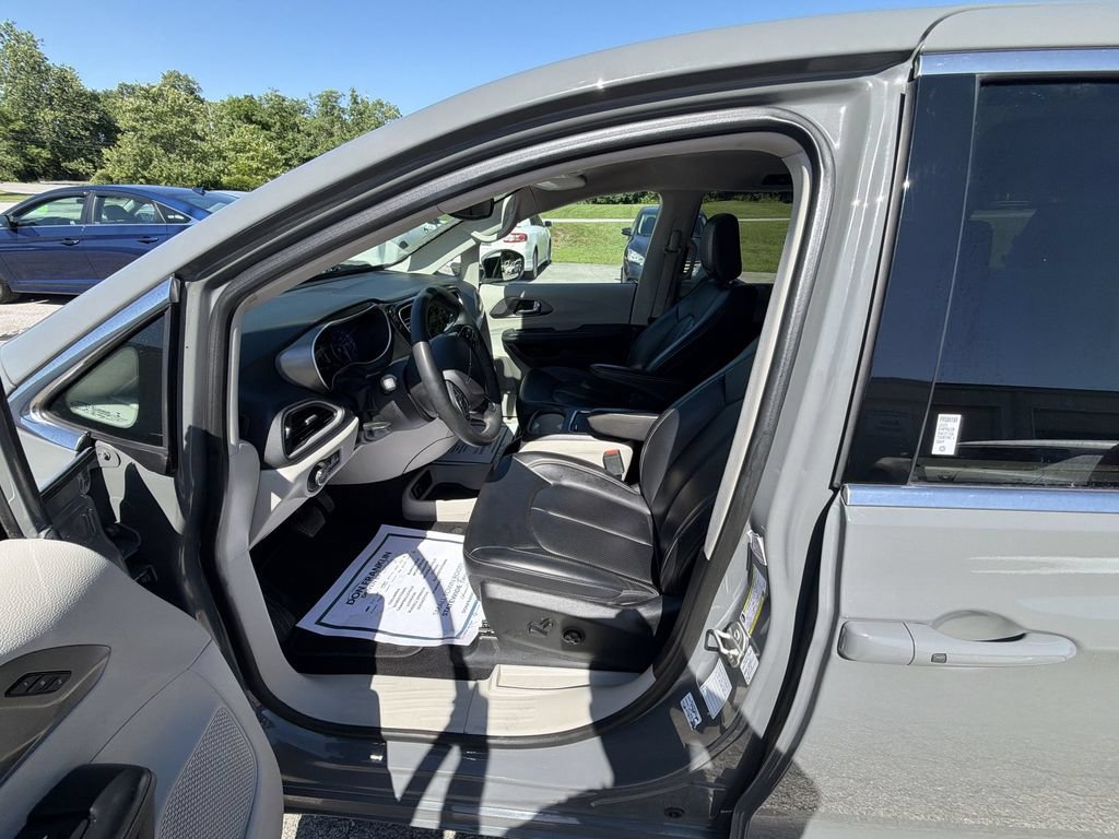 Used 2023 Chrysler Pacifica Touring-L FWD image 11