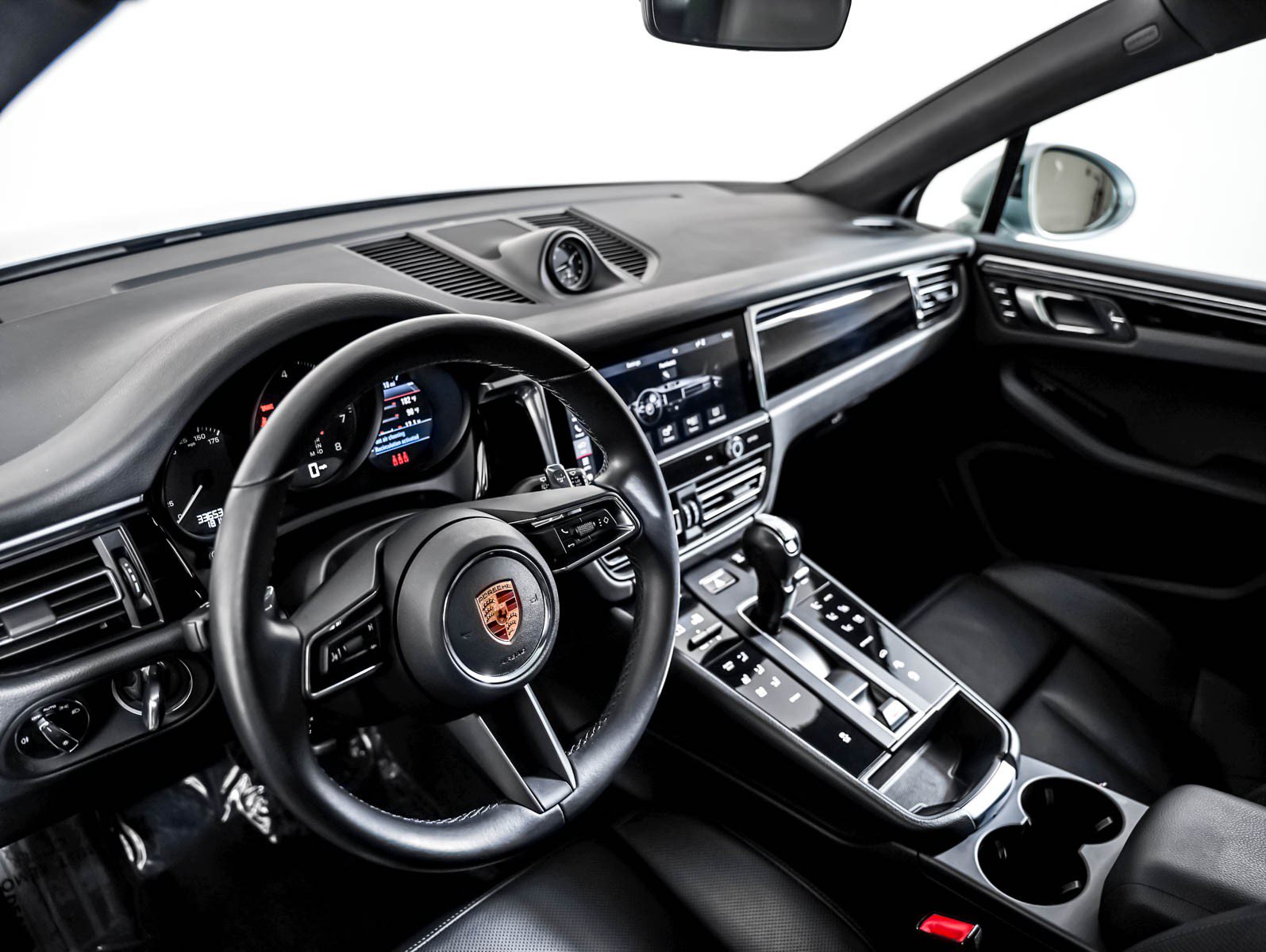 Certified 2023 Porsche Macan AWD/4WD image 4