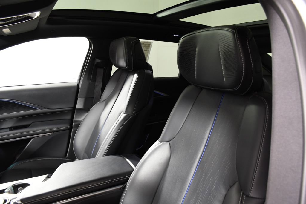 Used 2024 Cadillac Lyriq Luxury image 16