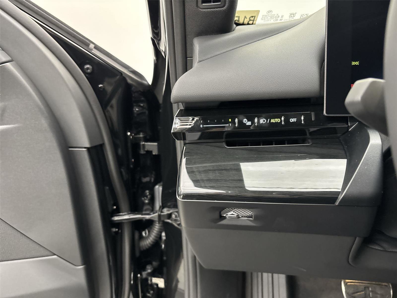 New 2026 BMW 530i xDrive w/ M Sport Package image 31