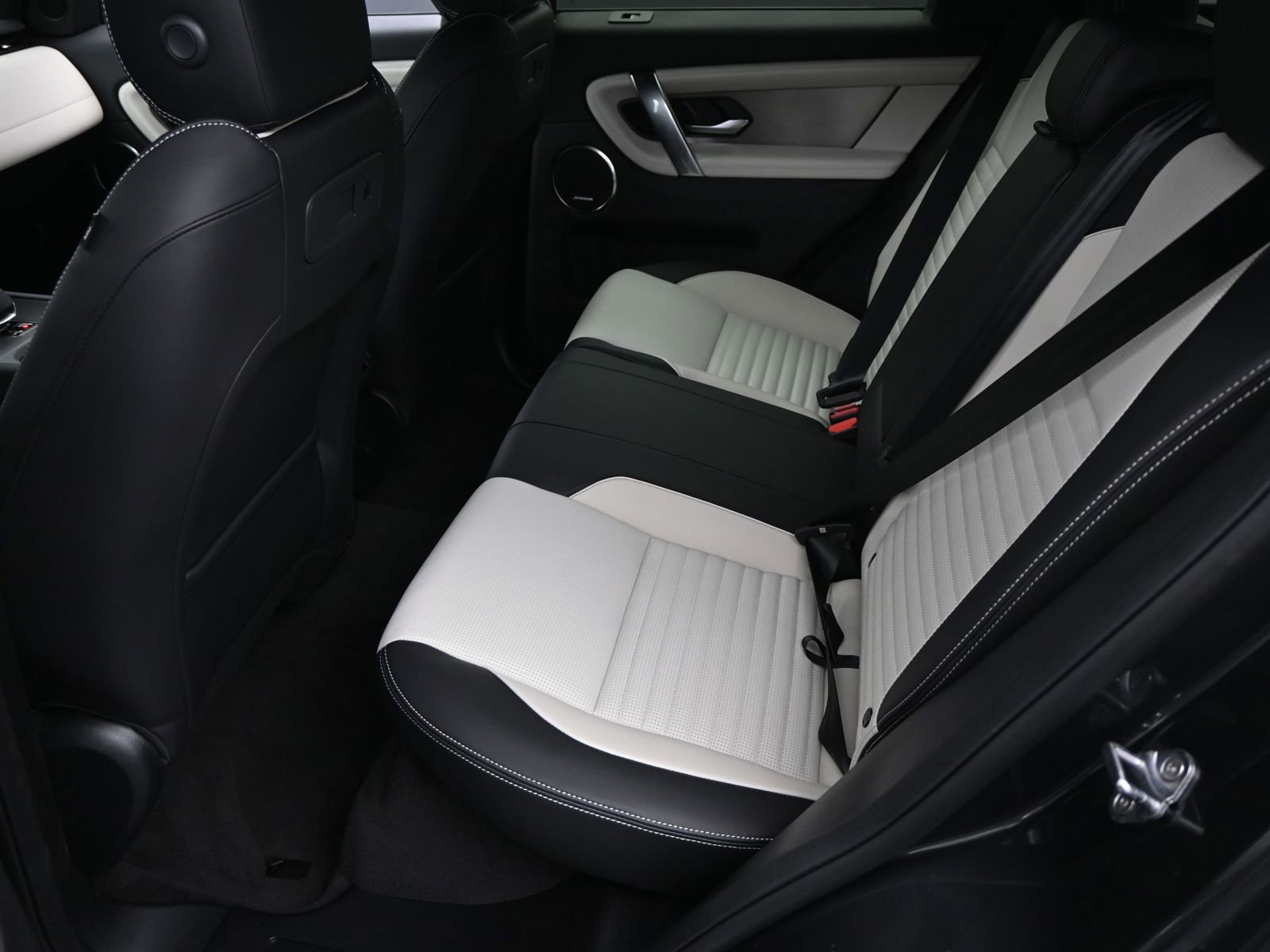 New 2025 Land Rover Discovery Sport Dynamic SE image 6