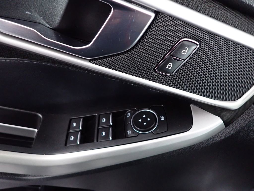 Used 2020 Ford Explorer XLT w/ Comfort Package image 15