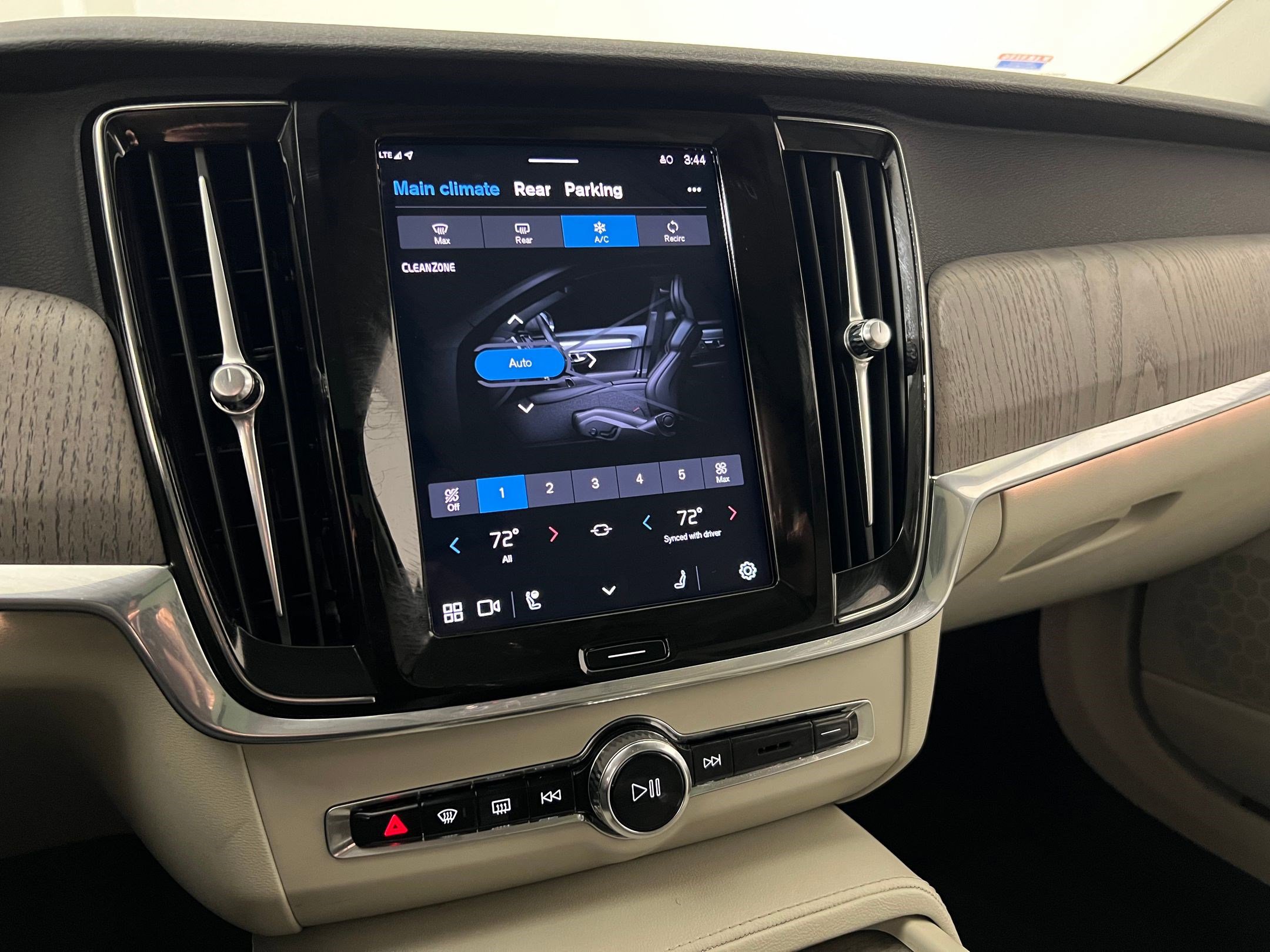 Used 2025 Volvo S90 B6 Plus image 28