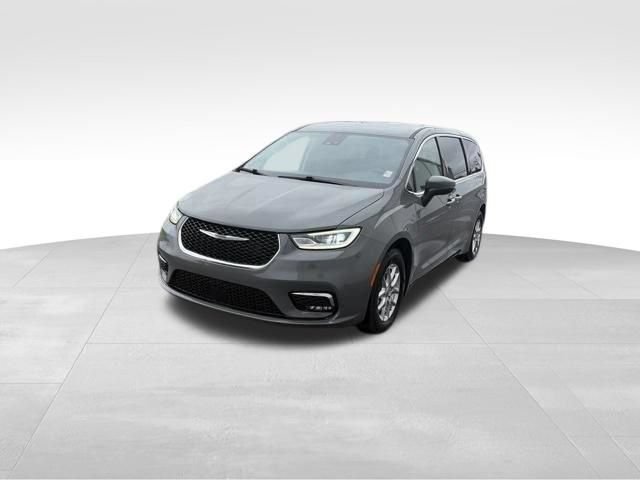 Used 2023 Chrysler Pacifica Touring-L FWD image 3