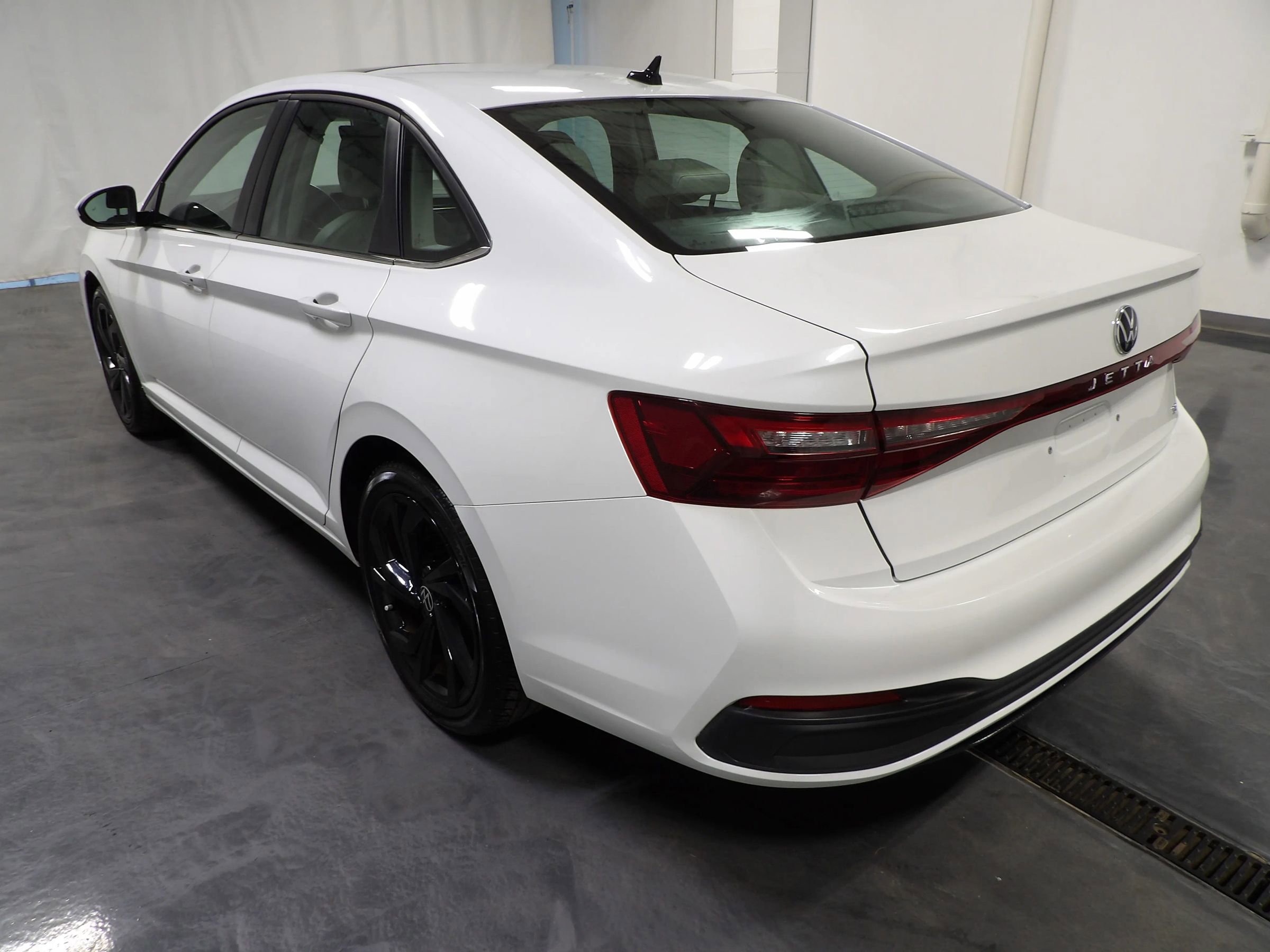 Used 2025 Volkswagen Jetta SE w/ Sunroof Package FWD image 6