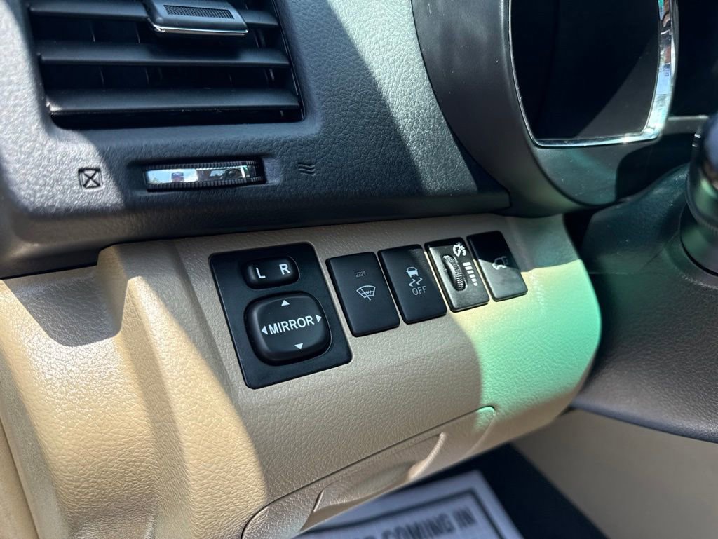 Used 2012 Toyota Highlander SE w/ Tow Pkg FWD image 15