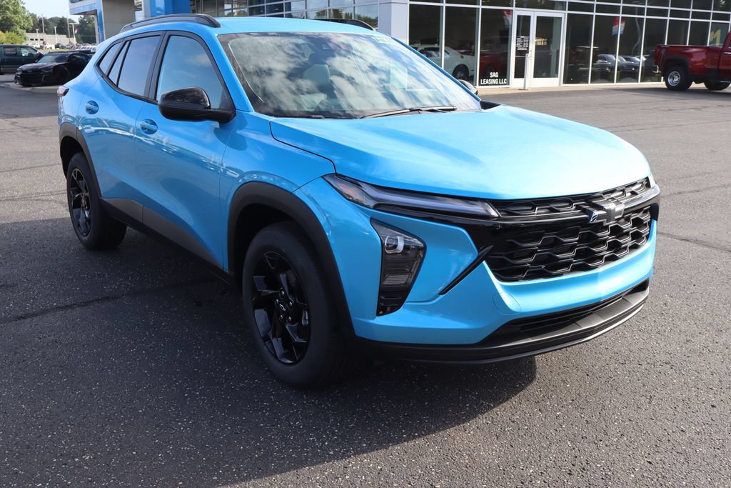 New 2026 Chevrolet Trax LT w/ Midnight Edition FWD image 2