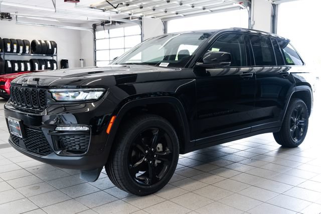 Used 2023 Jeep Grand Cherokee Limited w/ Luxury Tech Group II AWD/4WD image 3