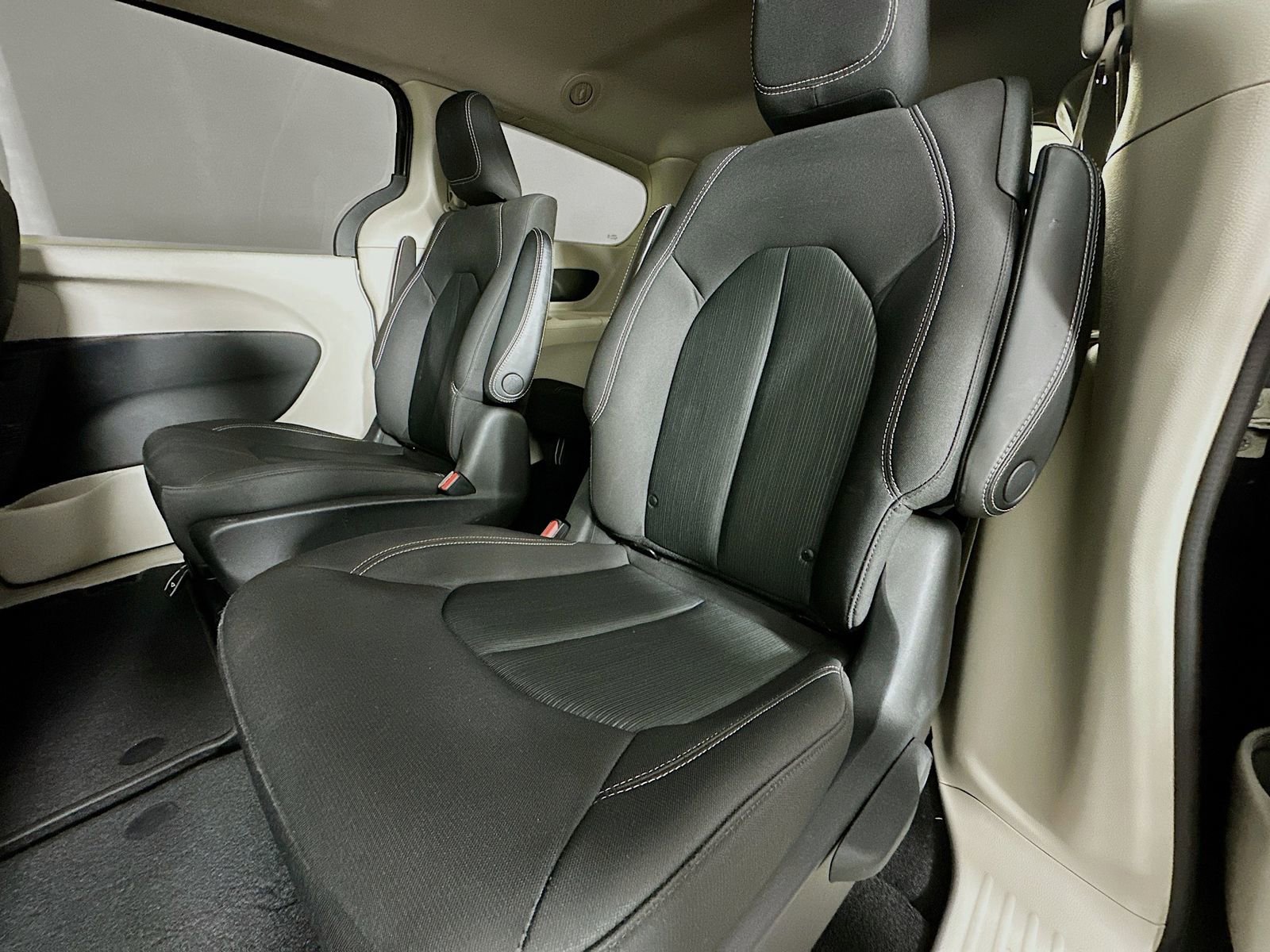 Used 2020 Chrysler Voyager LX image 23